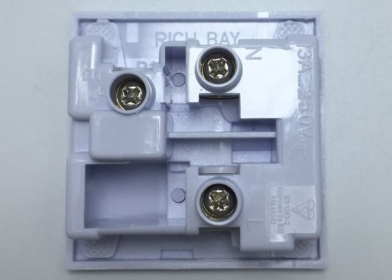 BSI genehmigte britische Wand-Macht-elektrische Stecker und Sockel BS 1363 Polen 13A 250V des Sockel-RB-02 weibliche des Ausgang-3 BRITISCHE